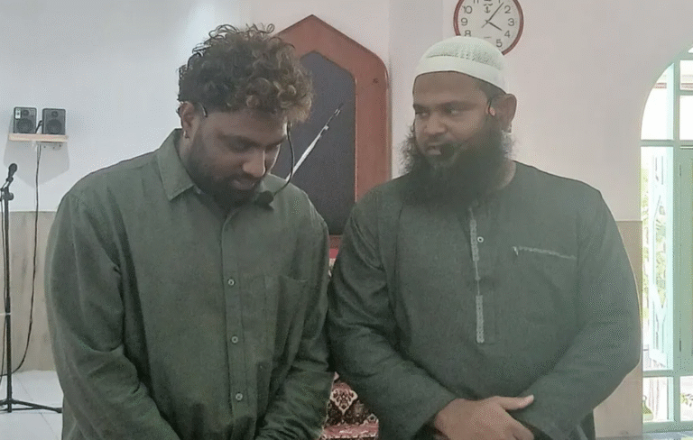 އައްޑޫ ފޭދޫގައި މަސައްކަތްކުރާ ބިދޭސީއަކު އިސްލާމްވެއްޖެ