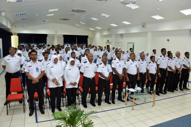 ކަސްޓަމްސް އޮފިސަރުންގެ ވަޒީފާއަށް 48 މީހުން ހޯދަނީ