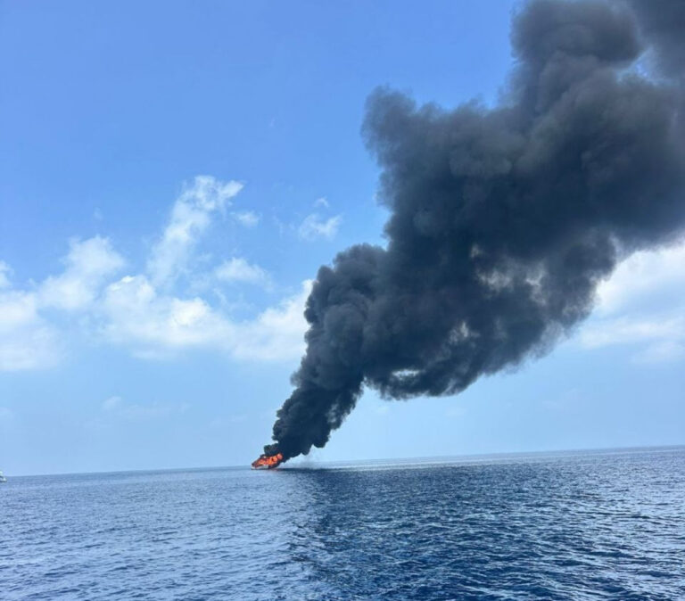 އައްޑޫ ސިޓީގެ ފޭދޫ ކައިރީގައި އަޅާފައި އޮތް ޑައިވިން ދޯންޏެއްގައި ރޯވެއްޖެ