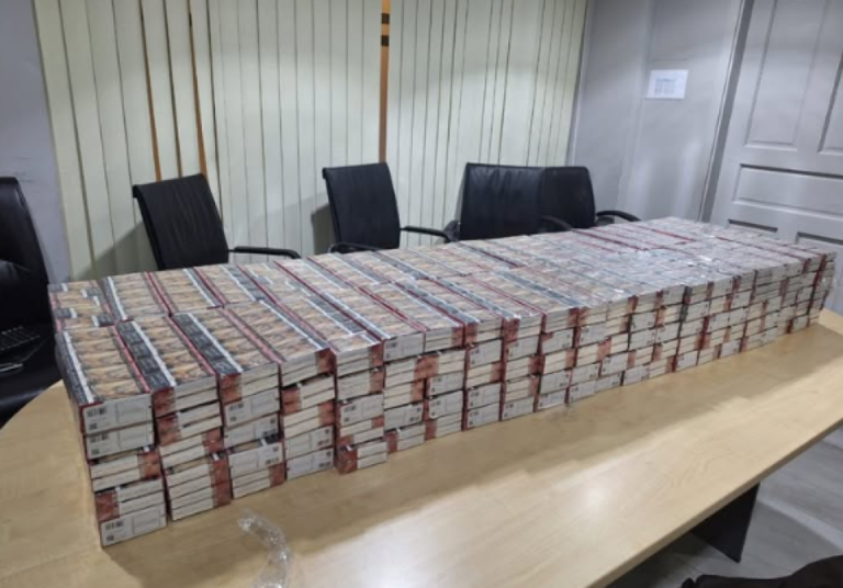 ރާއްޖެއަށް ވަގަށް އެތެރެކުރަން އުޅުނު 99،000 ސިނގިރޭޓް އަތުލައިގެންފި