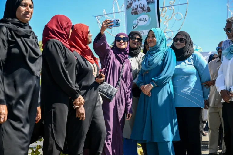 މެޑަމް ސާޖިދާ ތިނަދޫ ސިޓީއަށް ވަޑައިގެންފި
