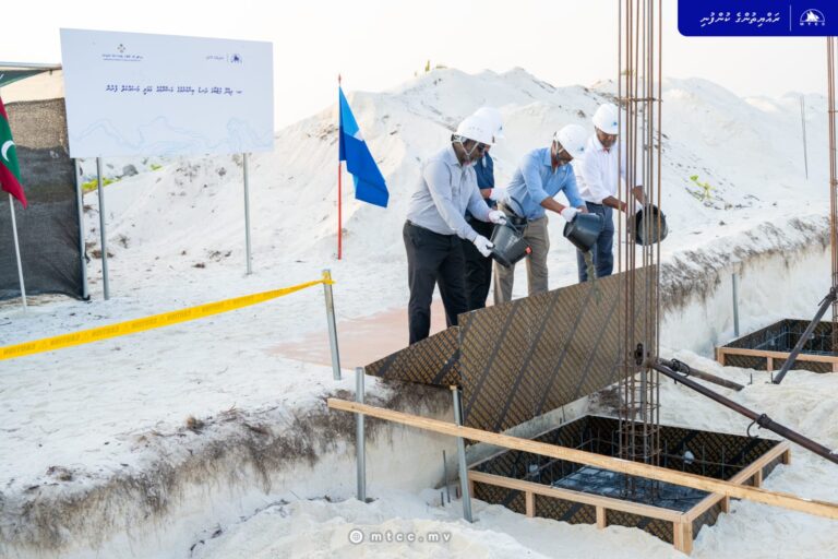 ދިއްދޫ ފުޓްބޯޅަ ދަނޑު ތަރައްގީ ކުރުމުގެ މަޝްރޫއުގެ އަމަލީ މަސައްކަތް ފަށައިފި