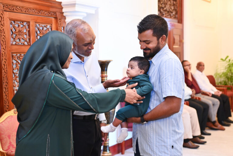 ރައީސްގެ ދެކަނބަލުން ޢީދު ސަލާމް ކުރެއްވުން މާދަމާ