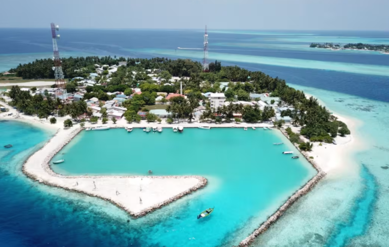 ފެލިދޫ ކައިރިން ދަތުރުކުރި ލޯންޗެއް ބަންޑުން ޖަހާލައިފި، ގެއްލުނު ދެ މީހަކު ހޯދަނީ