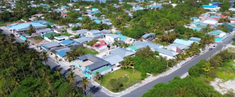ހިތަދޫގައި ކާރެއް ފުރޮޅާލައި، ހަތަރު މީހަކަށް އަނިޔާވެއްޖެ