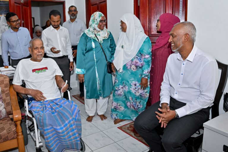 ރައީސް މުއިއްޒު ގަލޮޅު އުތުރު ދާއިރާގެ ގެތަކަށް ވަޑައިގެން ރައްޔިތުންގެ ހާލު ބައްލަވާލައްވައިފި