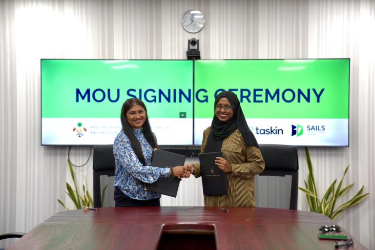 ވަޒީފާގެ ފުރުސަތުތަކާއި ހުނަރު ތަރައްޤީކުރުން ހަރުދަނާކުރުމުގެ ދެ އެއްބަސްވުމެއްގައި ސޮއިކޮށްފި