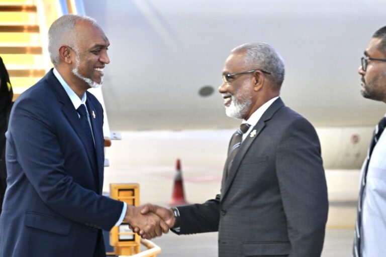 އުމްރާގެ އަޅުކަމަށްފަހު ރައީސްގެ ދެކަނބަލުން ރާއްޖެ ވަޑައިގެންފި
