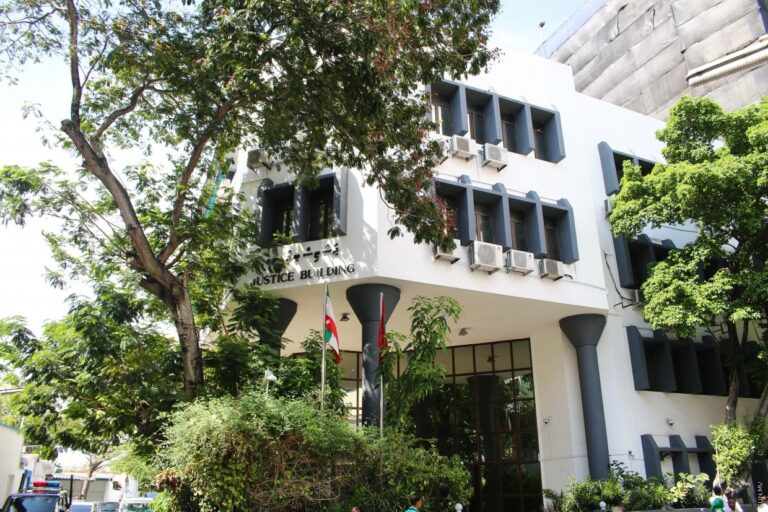 މީގެ 17 އަހަރު ކުރިން ވަކިކުރި ސިފައިންގެ މީހަކަށް ވަޒީފާ ދިނުމަށް ކޯޓުން ހުކުމްކޮށްފި