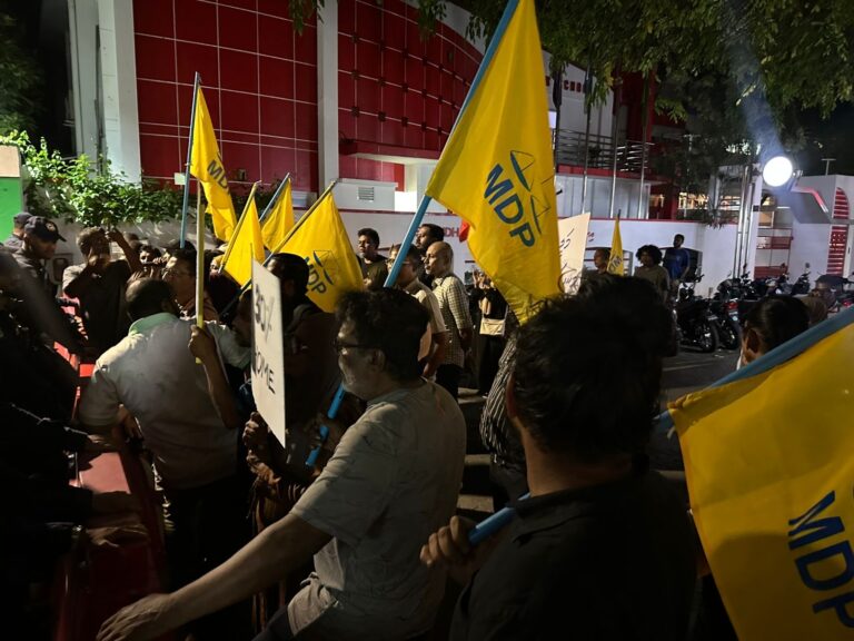 އެމްޑީޕީގެ މުޒާހަރާއިން ފުލުހަކަށް އަނިޔާވެ ފަރުވާދިނުމަށްފަހު ދޫކޮށްލައިފި