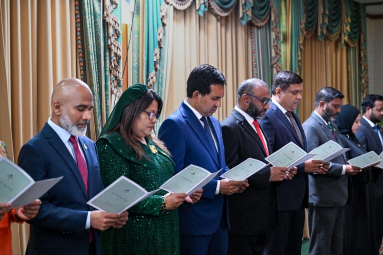 ވަޒީރުންނަށް ރުހުންދޭން ފެންނަ ކަމަށް ކޮމިޓީން ފާސްކޮށްފި