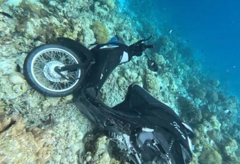 ގެއްލިގެން ހޯދަނިކޮށް މޫދަށް އެއްލާލާފައި ވަނިކޮށް ކެންދޫ ކައުންސިލްގެ ރައީސްގެ ސައިކަލް ފެނިއްޖެ