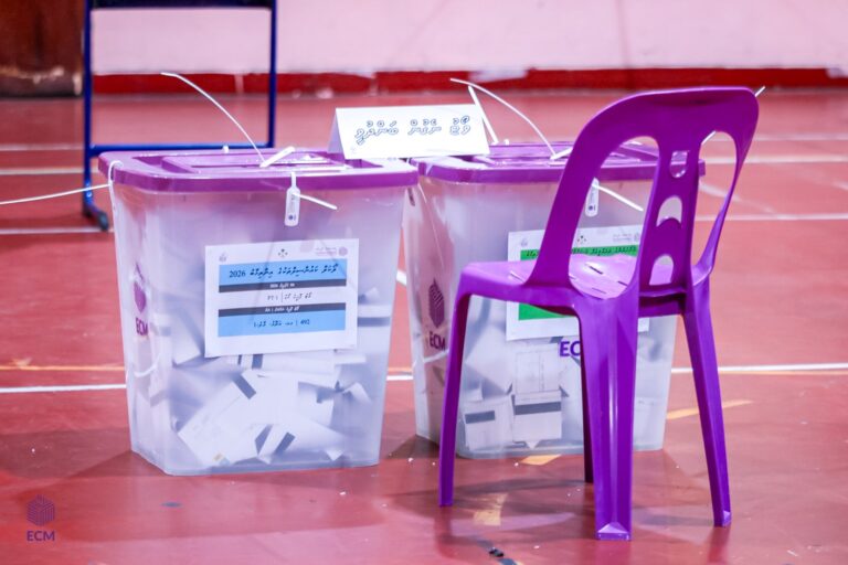 ވޯޓު ގުނަން ފަށައި، ބައެއް ފޮށިތަކުގެ ނަތީޖާ އިޢުލާންކުރަން ފަށައިފި