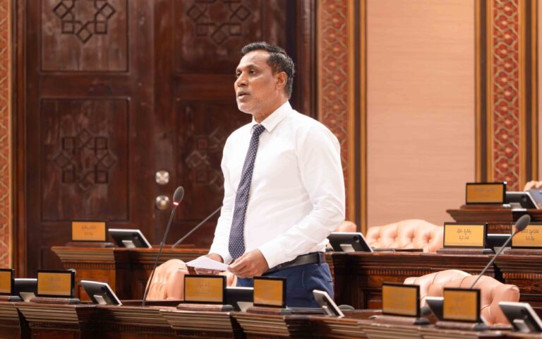 މެންބަރު ޝަމްހީދުގެ ނަން އިއްވައި މަޖިލީހުން ނިކުންނަން އަންގައިފި