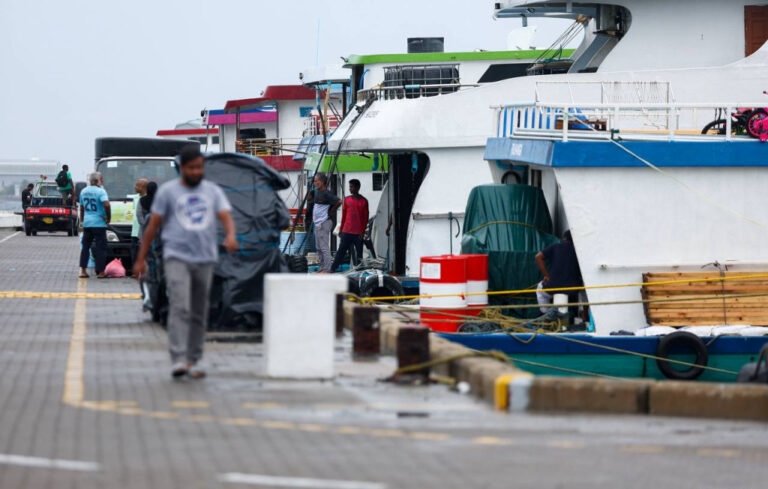 ނޯތު ހާބަރުގައި އޮތް ބޯޓެއްގައި ތިބި ބަޔަކު ހާލު ދެރަވެ، ފަރުވާދެނީ