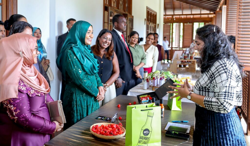 މެޑަމް ސާޖިދާ ސްރީލަންކާގެ ގުޑް މާކެޓްގެ އޮފީހަށް ޒިޔާރަތްކުރައްވައިފި