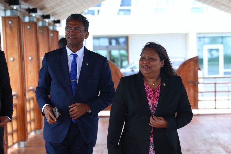 ސީޝެލްސްގެ ފޮރިން މިނިސްޓަރ ބެރީ ފޯ ރާއްޖެ ވަޑައިގެންފި
