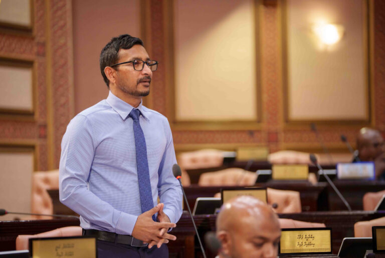 ޤާނޫނާ ޚިލާފު ސިޔާސީ ޙަރަކާތްތައް ހުއްޓުވަން މެންބަރުން ގޮވާލައްވައިފި