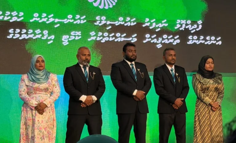 އައު ކައުންސިލަރުން މަގާމުގެ ހުވާ ކުރައްވައި ރަސްމީކޮށް މަގާމާ ހަވާލުވެވަޑައިގެންފި