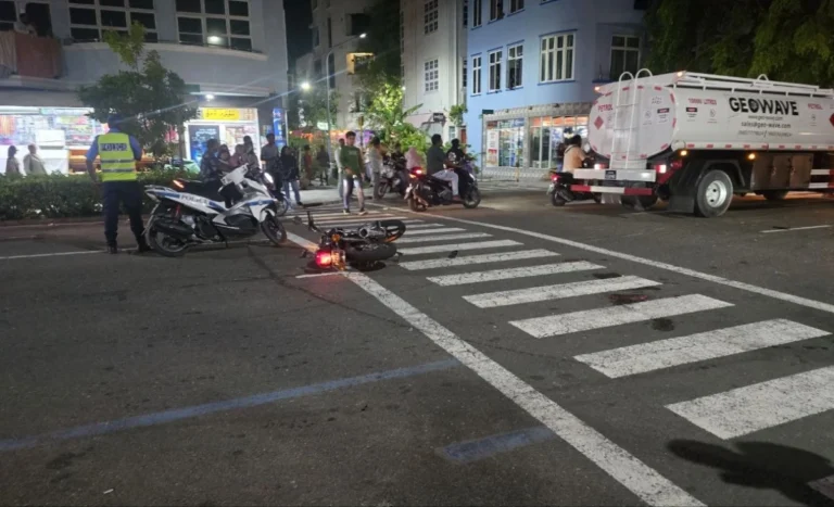 ތެޔޮބައުޒަރަކާ ސައިކަލެއް ޖެހި އެކްސިޑެންޓްވެ މީހަކަށް އަނިޔާވެއްޖެ
