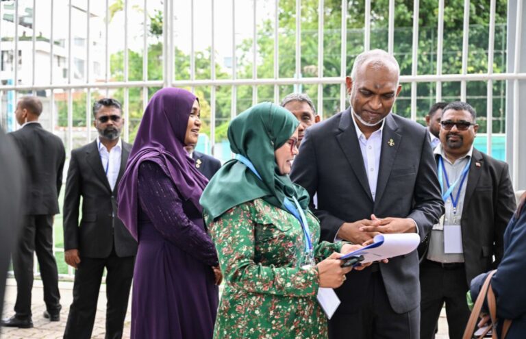 ރައީސް މުޢިއްޒުގެ ދެކަނބަލުން ކޮޅުނބުގައި ހުންނަ ހައިކޮމިޝަނަށް ޒިޔާރަތްކުރައްވައިފި