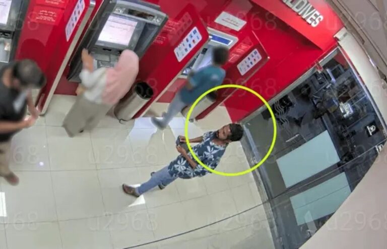 އޭޓީއެމަށް ދޫވެފައި އޮތް ކާޑެއް ނަގައި ވިޔަފާރިކުރި މީހަކު ހޯދަނީ