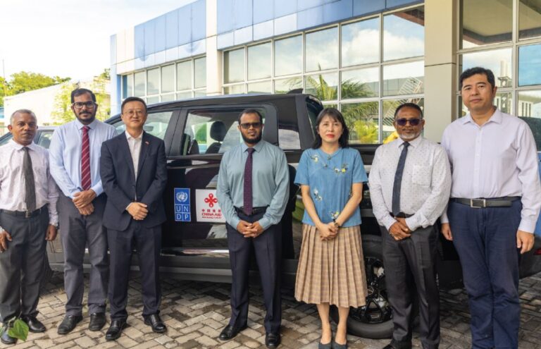 “ތައްޔާރު” މަޝްރޫޢުގެ ދަށުން ފޯރުކޮށްދީފައިވާ ތިން އިލެކްޓްރިކް އުޅަނދު ހަވާލުކޮށްފި