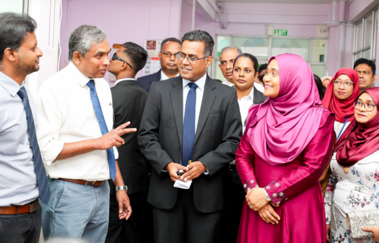 ކޮޅުނބުގައި ހުންނަ ލޭޑީ ރިޖްވޭ ހޮސްޕިޓަލަށް މެޑަމް ސާޖިދާ ޒިޔާރަތް ކުރައްވައިފި
