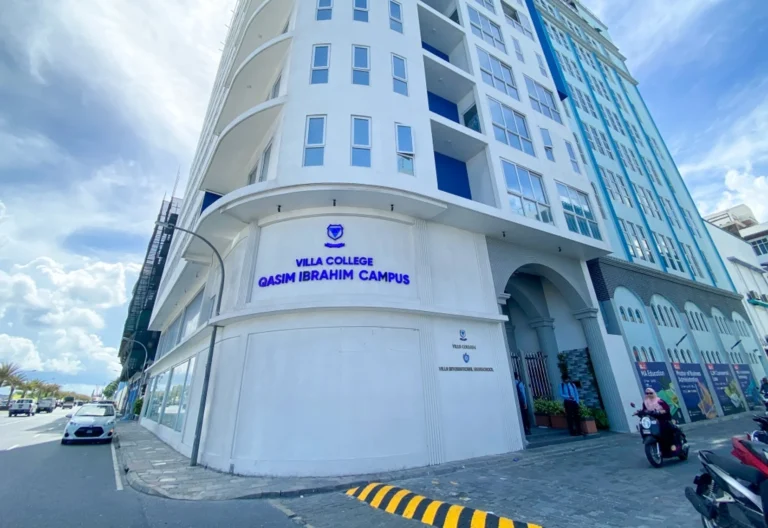ބައިނަލްއަޤްވާމީ ތަޢުލީމީ ރޭންކިންގގެ ގަދަ 100 އިން ވިލާ ކޮލެޖަށް ޝަރަފުވެރި މަޤާމެއް