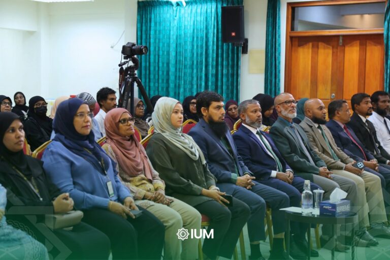 އައިޔޫއެމްގައި 100 އަށްވުރެ ގިނަ ދަރިވަރުން ޕީއެޗްޑީއަށް ކިޔަވަނީ