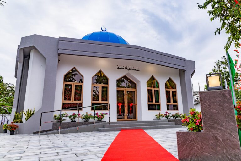 މުހައްމަދު ޞާލިޙްގެ އެހީގައި ހުޅުދޫގައި އެޅި މިސްކިތް ހުޅުވައިފި