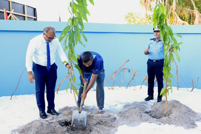 ފެރިދޫ ޕޮލިސް ސްޓޭޝަންގައި ގަސް އިންދުމުގެ ހަރަކާތެއް ކުރިއަށް ގެންގޮސްފި