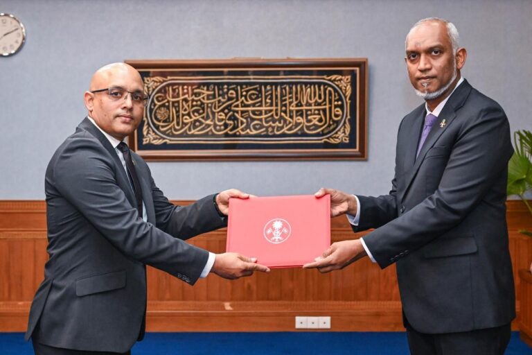 ފިނޭންސް މިނިސްޓަރަކަށް ޓެކްސް ކޮމިޝަނަރު ޒަރީރު އައްޔަނުކުރައްވައިފި