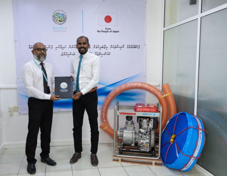 ފެންބޮޑުވުމުގެ ކާރިސާތަކަށް އިޖާބަދިނުމަށް ޖަޕާނުން ހަދިޔާކުރި ފެންހިންދާ ޕަންޕުތައް ހަވާލުކުރަން ފަށައިފި