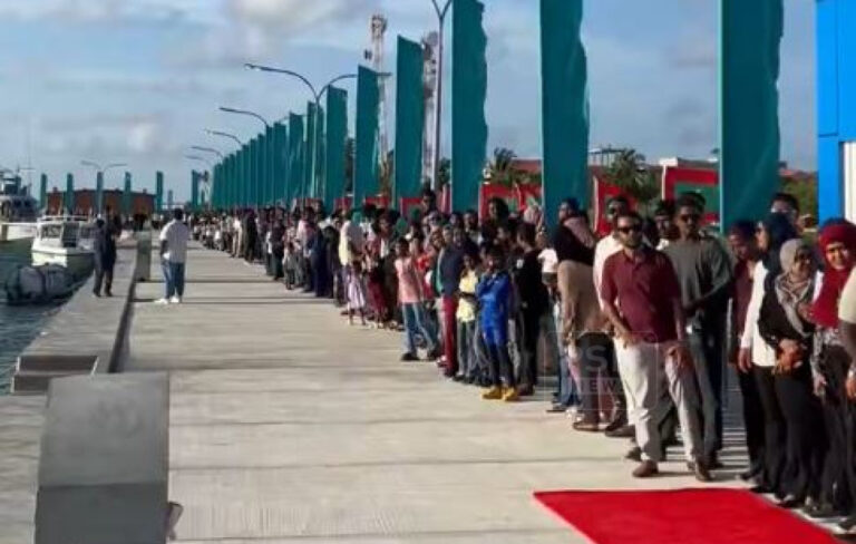 ރައީސްގެ ދެކަނބަލުންނަށް ދ.މީދޫއިން ހޫނު މަރުޙަބާއެއް