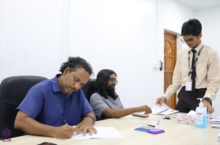 ހިތަދޫ އުތުރު ދާއިރާގެ ވޯޓާސް ލިސްޓުގައި ކެންޑިޑޭޓުންގެ ފަރާތުން ސޮއިކޮށްފި