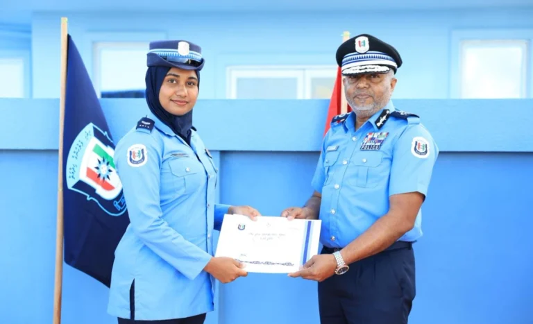 ދެ ރީޖަނެއްގެ ފުލުހުންނަށް ޝަރަފުގެ ނިޝާން ދީފި