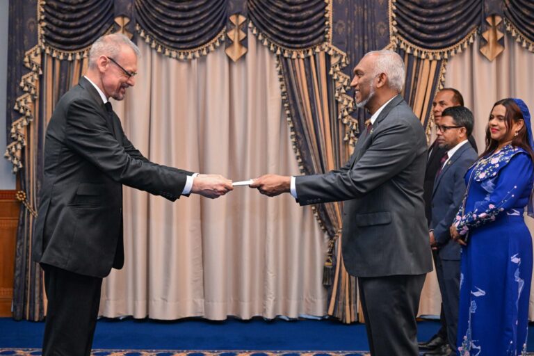 ފަރަންސޭސިވިލާތުން ރާއްޖެއަށް ކަނޑައެޅުއްވި އައު ސަފީރު ފަތްކޮޅު އަރުވައިފި