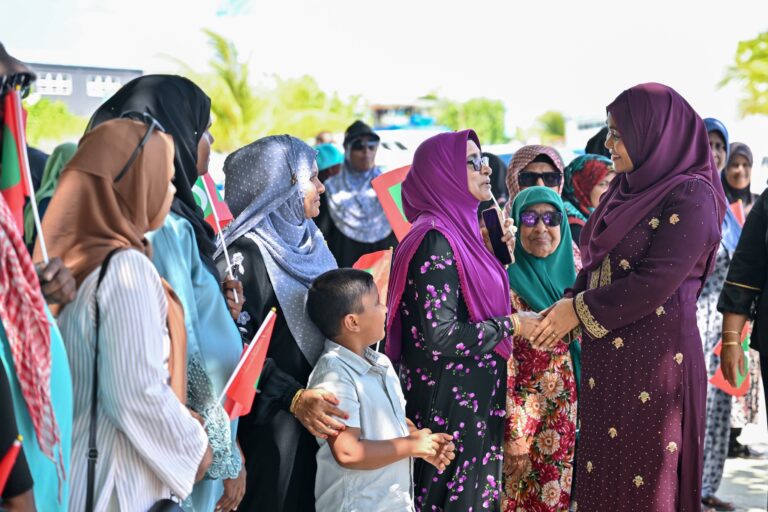 ރައީސުލްޖުމްހޫރިއްޔާގެ އަނބިކަނބަލުން މުލަކަށް ވަޑައިގަތުމުން ހޫނު މަރުޙަބާއެއް
