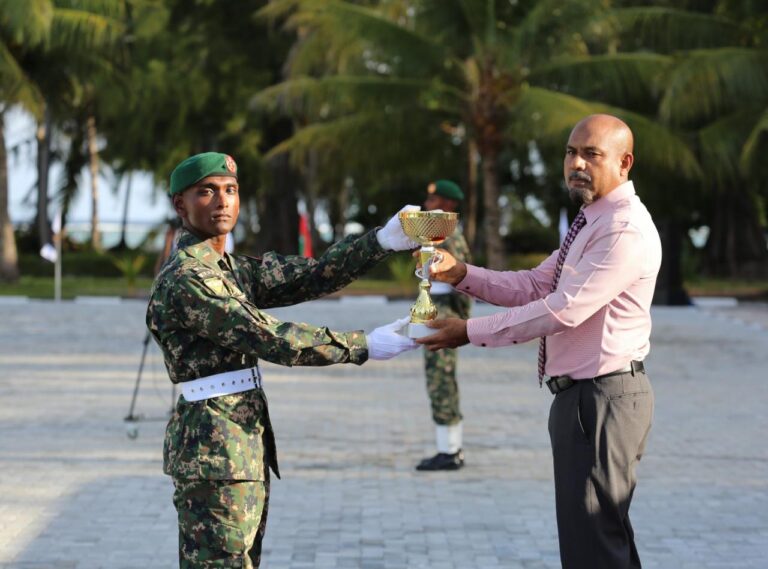 ދިވެހި ވަޠަނީ ޚިދުމަތުގެ ދަށުން ސިފައިންގެ 72 ވަނަ އަސާސީ ތަމްރީނު ކޯސް 137 ދަރިވަރުން ފުރިހަމަކޮށްފި