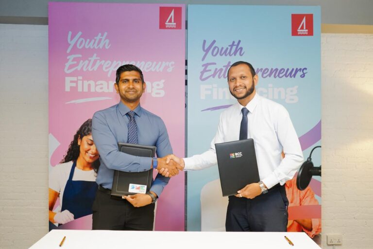 ޒުވާން ވިޔަފާރިވެރިންނަށް އެހީތެރިކަން ފޯރުކޮށްދިނުމަށް އެސްއެމްއީ ޑިޖިޓަލް އާއި ބީސީސީ އާ ދެމެދު އެމްއޯޔޫއެއްގައި ސޮއިކޮށްފި