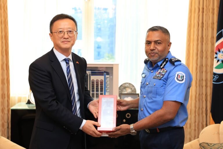 ކޮމިޝަނަރ އޮފް ޕޮލިސް، ޗައިނާ ސަފީރާ ބައްދަލުކުރައްވައިފި
