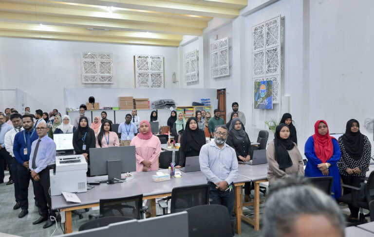 ދިމާވާ ހާލަތެއްގެ ސަބަބުން ސިވިލް ސަރވިސް މުވައްޒަފުން ގަޑި ނުޖެހޭގޮތަށް 30 މިނެޓު ދީފި
