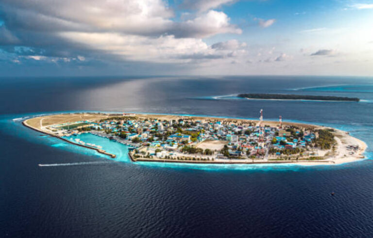 އުމުރުން ދުވަސްވީ މީހަކު އޭދަފުށީ ފަޅުތެރޭގައި ނިޔާވެފައި އޮތްވާ ފެނިއްޖެ