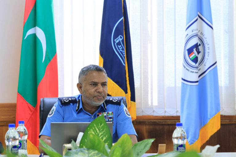 ސްކޭމް ސެންޓަރުތަކާ ދެކޮޅަށް ބާއްވާ ސަމިޓެއްގައި ބައިވެރިވެވަޑައިގަތުމަށް ކޮމިޝަނާ އޮފް ޕޮލިސް ތައިލެންޑަށް ފުރާވަޑައިގެންފި