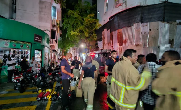 އަލިފާނުގެ ހާދިސާ: ދުމުގެ އަސަރުކޮށްގެން ތުއްތު ކުއްޖަކާއި 20 މީހަކަށް ފަރުވާ ދެނީ