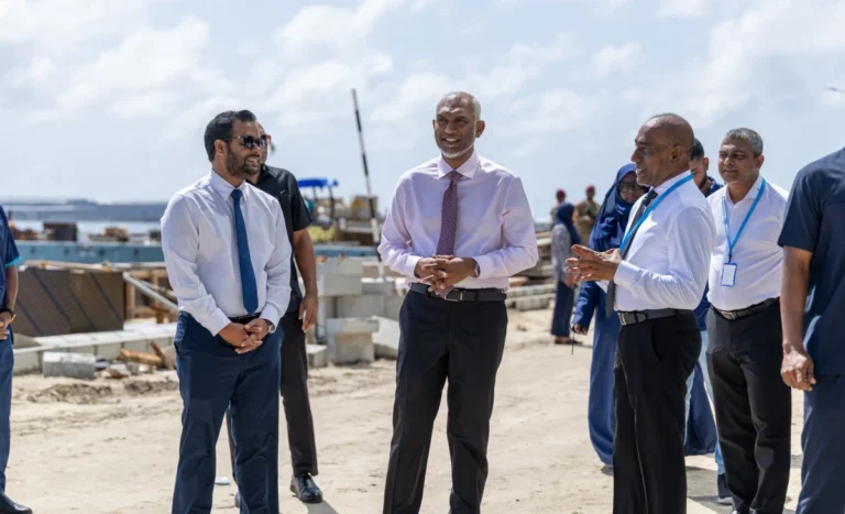 މަގު ތަރައްގީކުރުމުގެ މަޝްރޫއުގެ މަސައްކަތް ކުރިއަށްދާގޮތް ރައީސް ޑރ. މުއިއްޒު ބައްލަވާލައްވައިފި