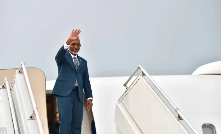 ޤަޠަރުގެ ކުރީގެ އަމީރު އަވަހާރަވުމާ ގުޅިގެން ރައީސް އެ ގައުމަށް ފުރާވަޑައިގެންފި