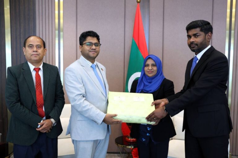 ބަންގްލަދޭޝް ސަރުކާރުން ރާއްޖެއަށް ގިނަ އަދަދެއްގެ އަނބު ހަދިޔާކޮށްފި