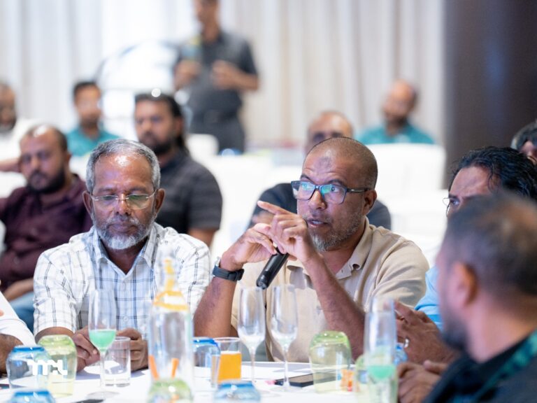 ވިޔަފާރި ބަނދަރު ތިލަފުއްޓަށް ބަދަލުކުރުމާ ގުޅޭގޮތުން ލޮރީ ޑްރައިވަރުންނާއެކު މަޝްވަރާކޮށްފި